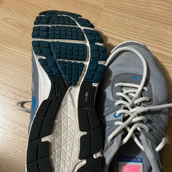 Nike women’s sneakers size 9.  Worn but good condition. - Picture 5 of 5